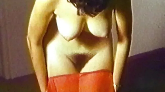 男は白い靴下でモデル化された学生の鼠径部でポンピングを減少させます エロ 動画 女性 用 風俗