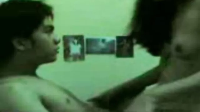 男は紫色のソファに大きなお尻を持つ短い髪のラティーナを吹く アダルト 動画 女性 専用