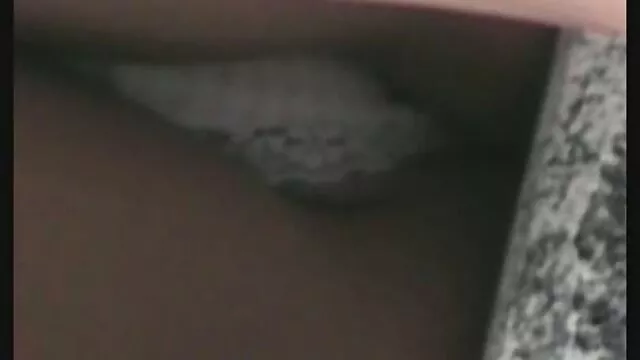 若い男は彼の家のソファの上にストッキングで成熟した女性を食べる。 女性 専用 えっち 動画