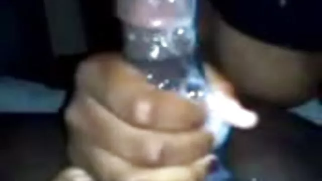 酔っ払いはウェブカメラの前で男根を愛撫する。 女性 専用 の エロ 動画