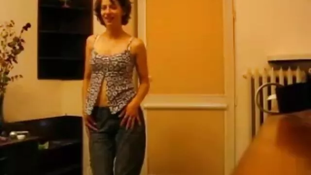 短い指Bababは彼女の口の中で巨大なhahalaバレルを持っています 女 専用 エロ 動画