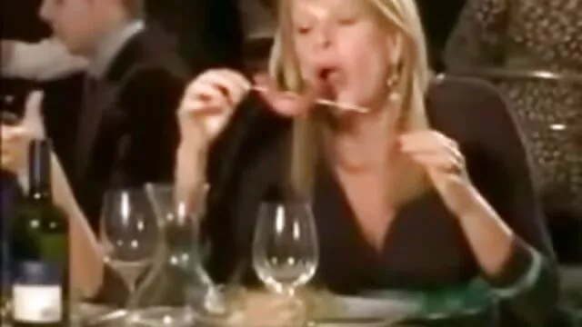胸とサイトの間に鶏の指を持つ男性 女性 専用 エロ 無料 動画