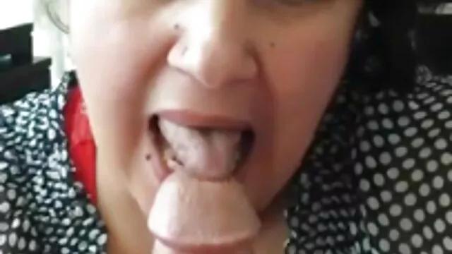紫色のソファの上に女の子を持つ大きなコックを持つアフリカの男 無料 女性 専用 エロ 動画
