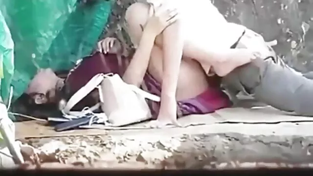 ひげを生やした男は彼の細いドレスを持ち上げ、濡れた膣に彼女を刺した。 女性 専用 エロ 無料