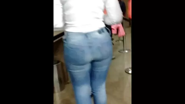 若い体操選手は、フェラチオを与えます。 女性 専用 エッチ 無料 動画