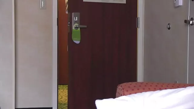 公共の前で指でセックスをしているブルネット。 無料 エロ 動画 女性 専用