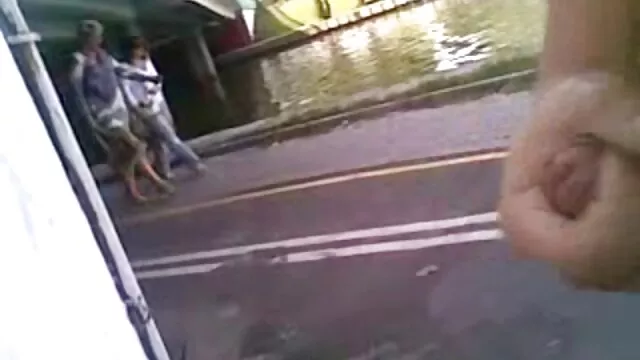 雛は獲物をキャッチし、エラーにレースを置きます。 女性 専用 エロ 無料