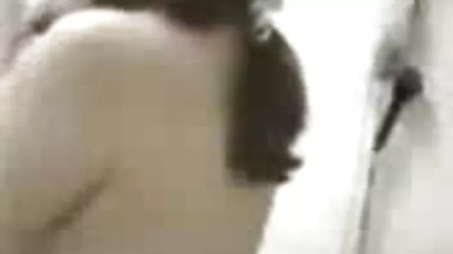 鋳造で口と膣の深いラティーナを貫通する紫色のシャツを持つ男 女性 専用 エロ 無料
