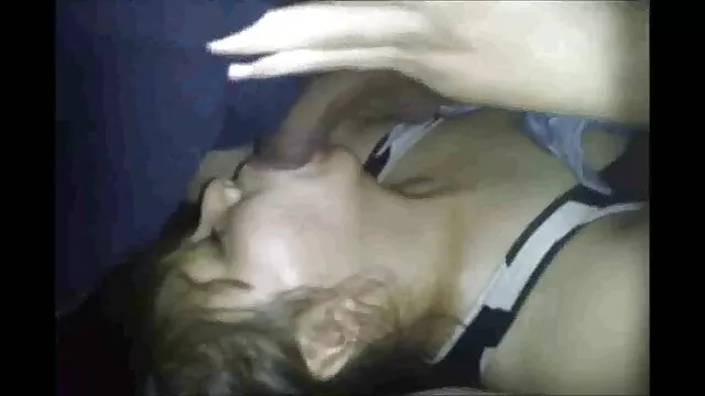 筋肉の女の子は、ソファの上にお尻の穴と美しいブロンドの口で犯さ。 女性 専用 の エロ 動画