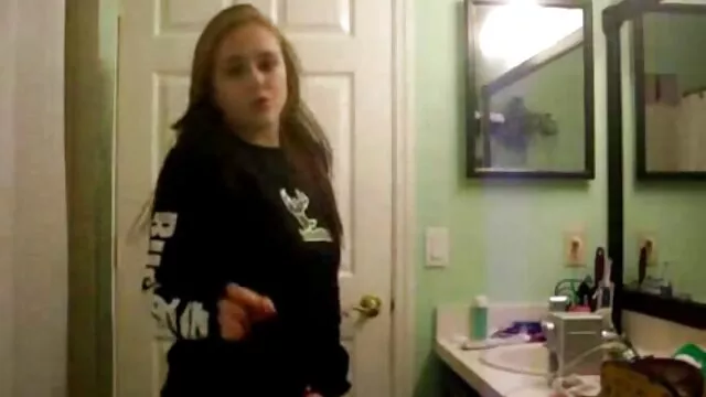 古い雌犬masturbating膣を通じて穴にストッキング 女の子 専用 エロ 動画