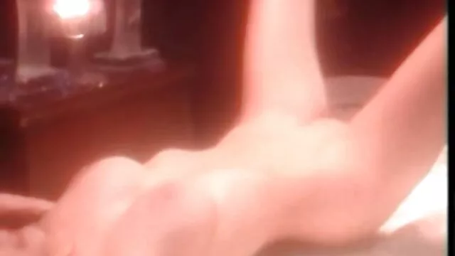 膨らんだ目と指でお母さんの手を結ぶ男は、大人のおもちゃで彼女の穴を開けます 女性 専用 無料 アダルト 動画