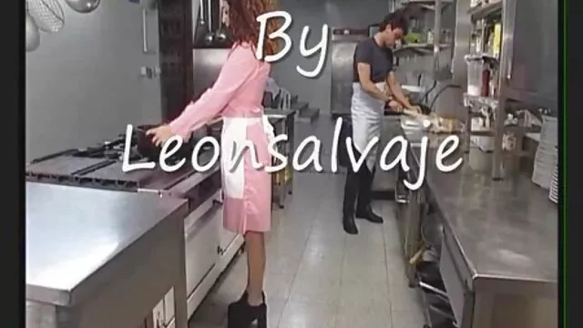 キャバリアは、後ろから穴に短い髪と前髪を持つ看護師の帽子を舐めます 女 専用 エロ 動画