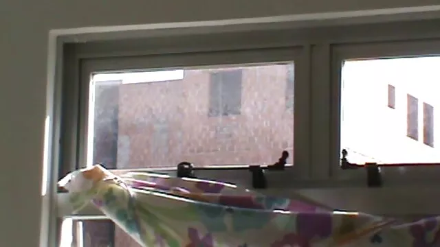 男はリビングルームで喉にブルネットの女の子を食べる 女の子 専用 エロ 動画