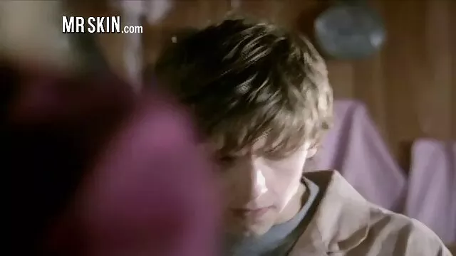 フランスの女の子は寝室でディックを吸い、彼女の顔に精液を広げる 女性 専用 の エロ 動画